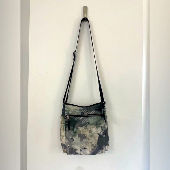 Tumi black and cream watercolor floral midsize adjustable strap travel purse - Picture 1 of 9